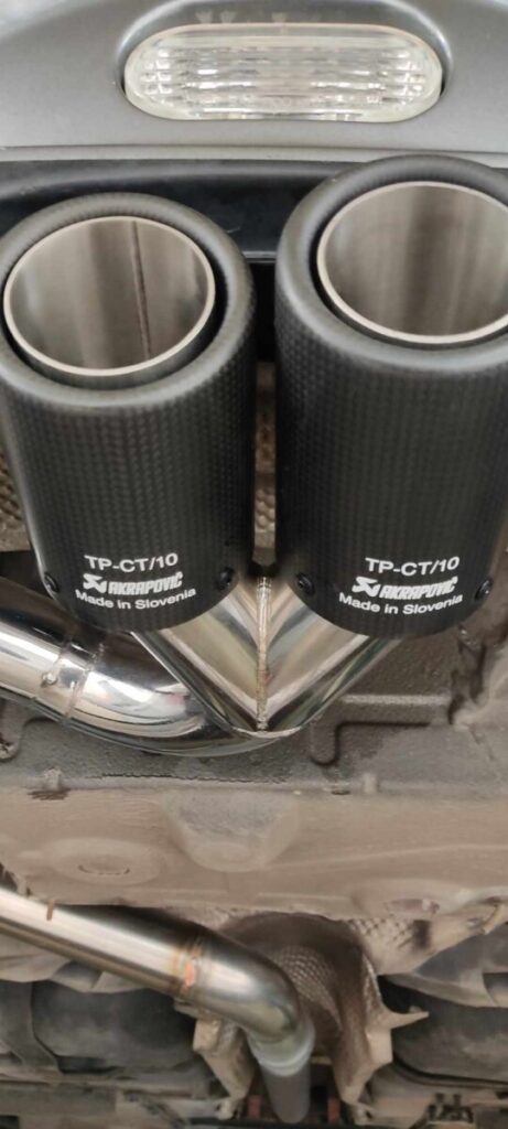 Mini cooper S Catbsck με δύο διπλές μπούκες AKRAPOVIC
